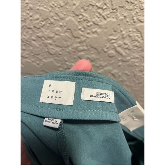 A New Day Stretch Midi Shorts 4” Inseam Woman’s Size 16 NEW - Picture 10 of 11